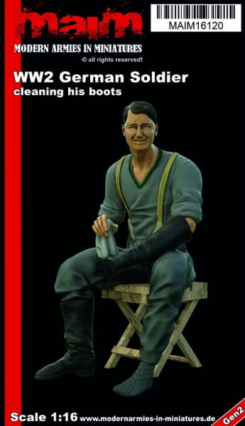 WWII German Soldier cleaning his boots / 1:16
